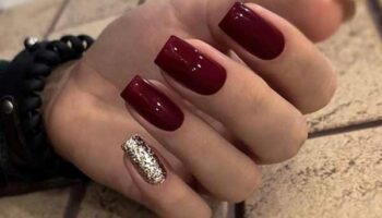 manicure burgundy with gold