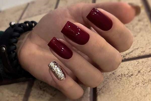 manicure burgundy with gold