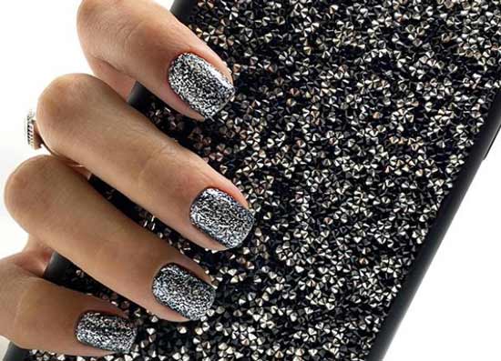 Short nails with black glitter