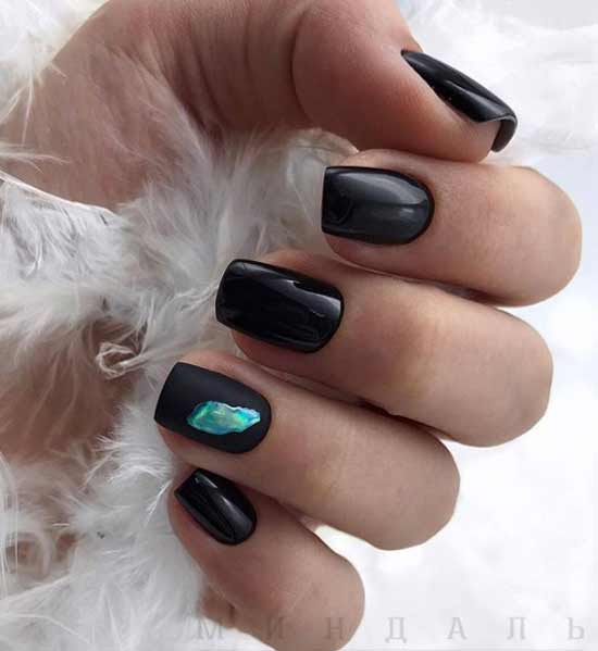 Conception en métal liquide sur des ongles courts en vernis gel noir