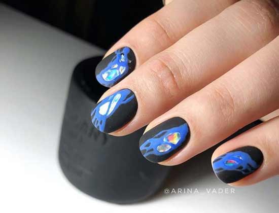 Conception noire et bleue des ongles courts