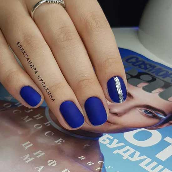 Manucure bleue à la mode pour les ongles courts