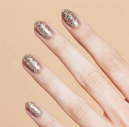 Manucure brillante sur tous les ongles