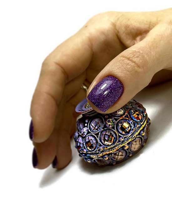 Manucure d'hiver violet pour ongles courts
