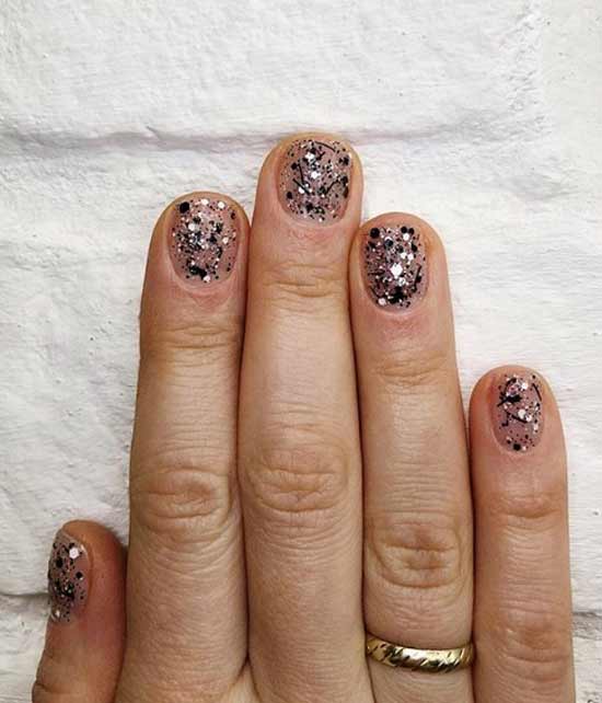 Short nails with shiny manicure