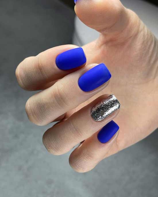 Bleu vif sur les ongles