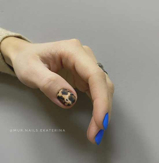 Blue printed manicure