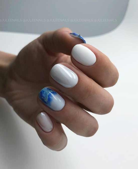 Conception d'ongles bleu et blanc