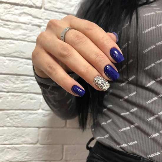 Blue with rhinestones manicure