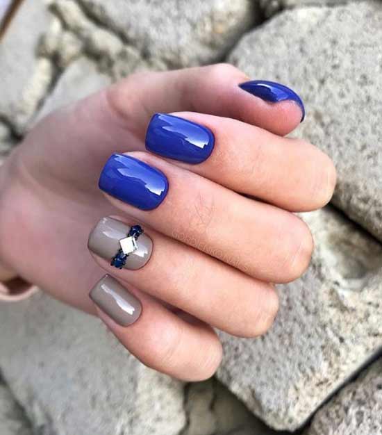 Manucure avec strass assortie à la manucure bleue