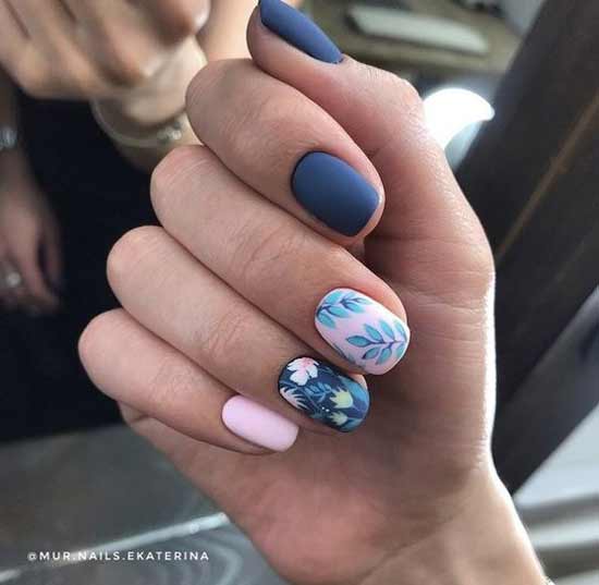 Conception florale sur fond d'ongle bleu