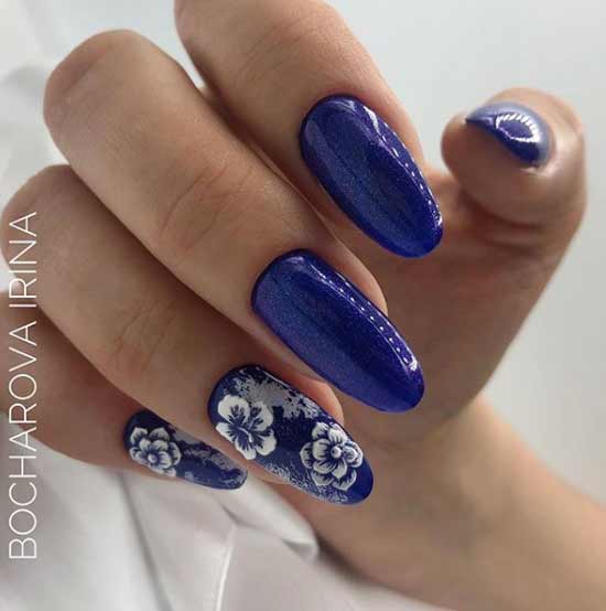 Bleu avec un motif sur deux ongles