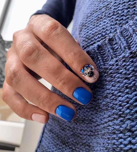 Blue manicure design with rhinestones