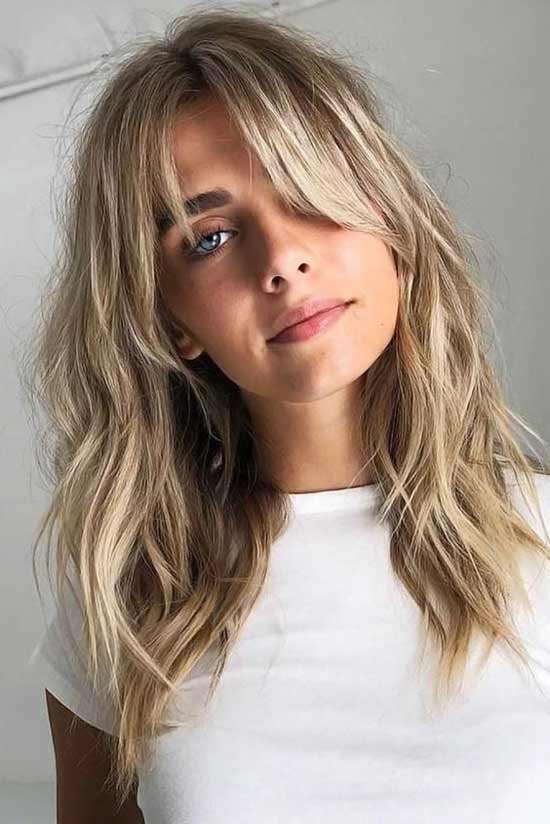 Coupe de cheveux blonde pour cheveux longs avec frange