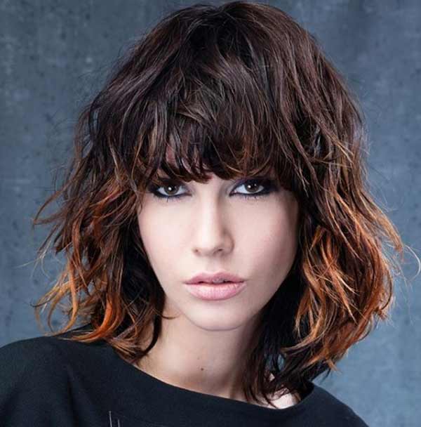 Coupe de cheveux Shag avec une frange