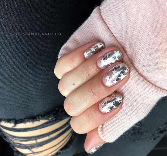 Shiny winter manicure short nails