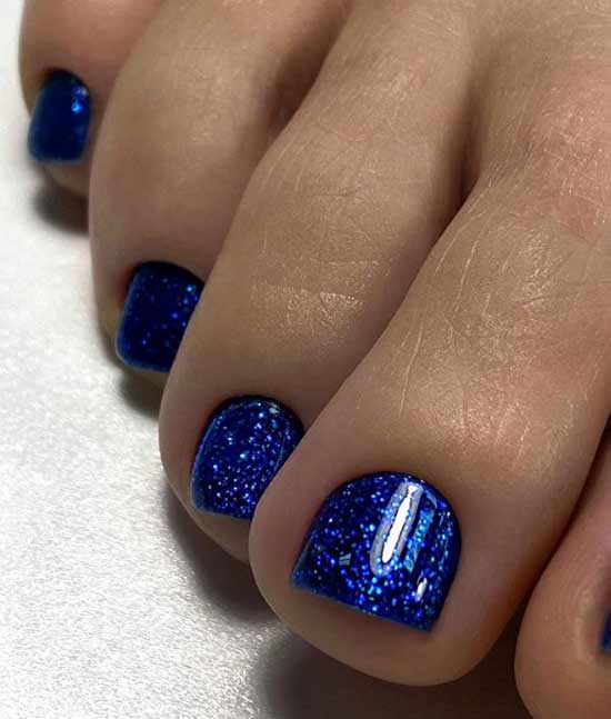 Pédicure avec vernis gel bleu pailleté