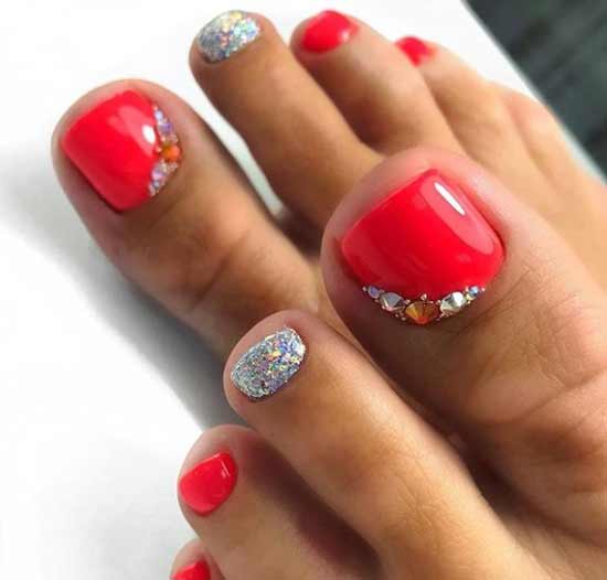 Conceptions d'ongles d'orteil avec des strass et des perles