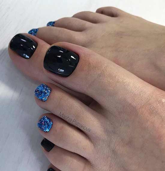 Bleu avec un design d'ongle d'orteil noir