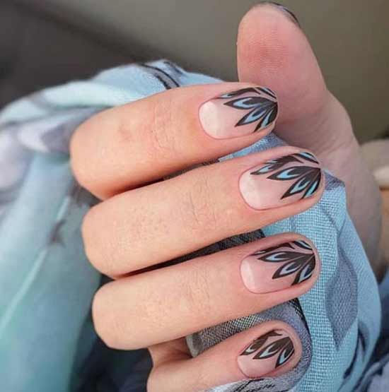 The tip of the nails is decorated with flowers