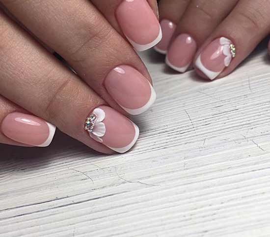 Ongles courts de manucure française de mariage