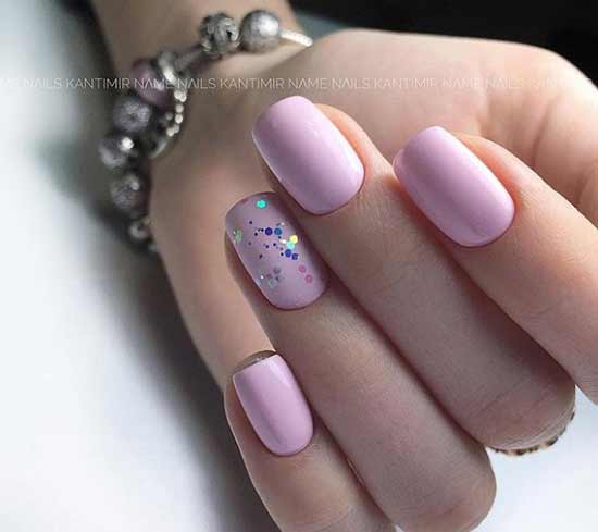 Paillettes géométriques sur un ongle court