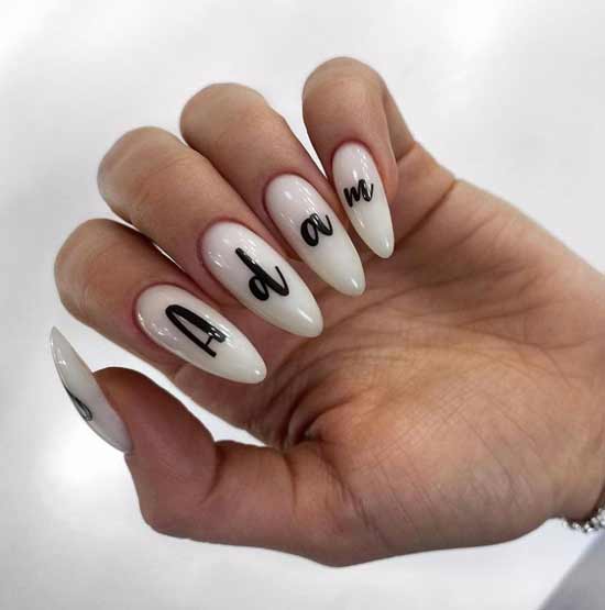 Ongles longs avec des lettres