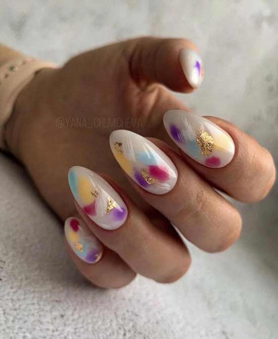 Delicate manicure with brush strokes