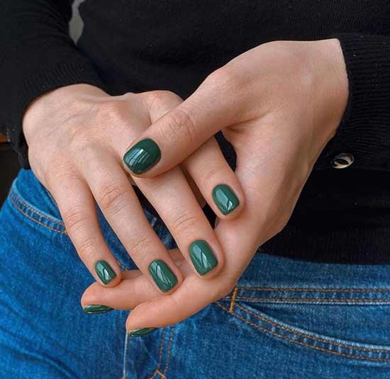 Plain chic dark green manicure