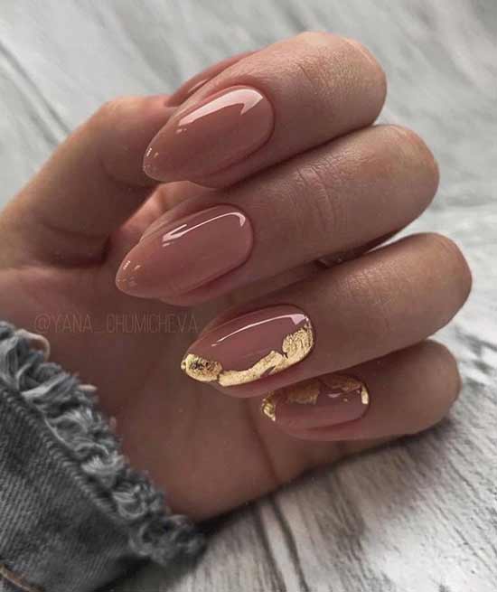 Feuille d'accent chic sur deux ongles