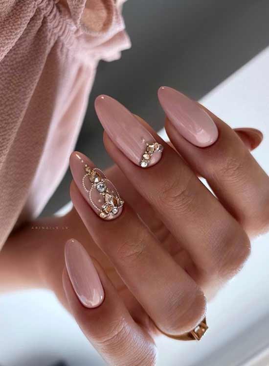 Chic nude manicure