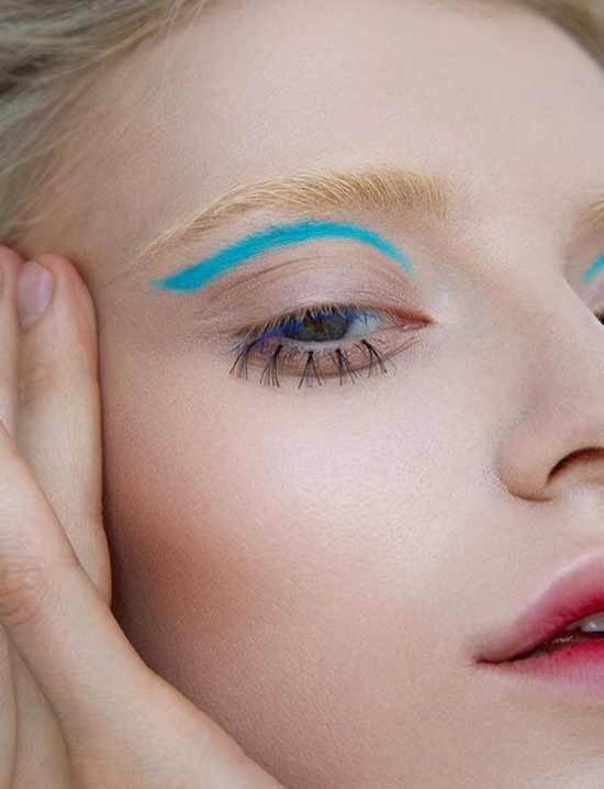 Bleached eyebrow makeup trend