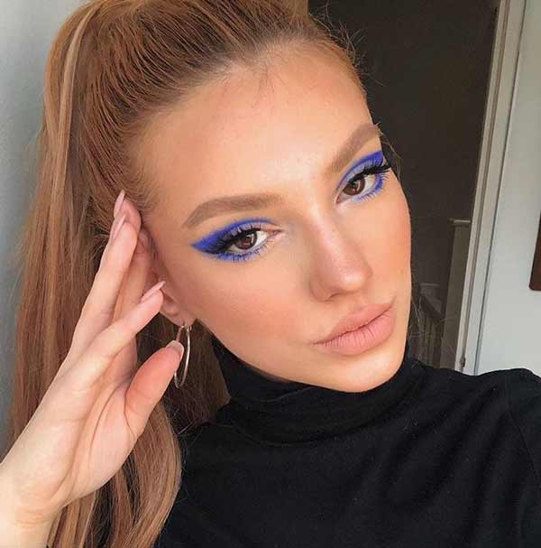 Maquillage des yeux dans les tons bleus tendance 2020