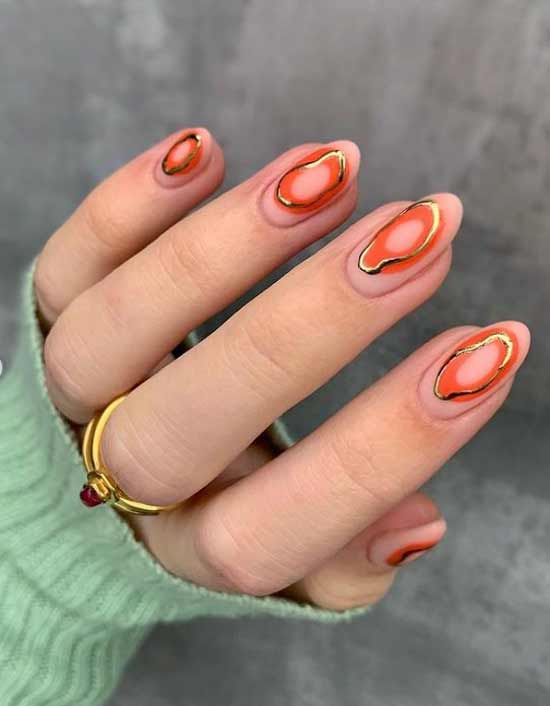 Manucure de printemps orange avec de l'or