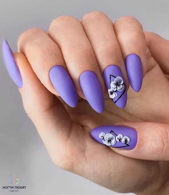 Manucure lilas avec photo de fleurs