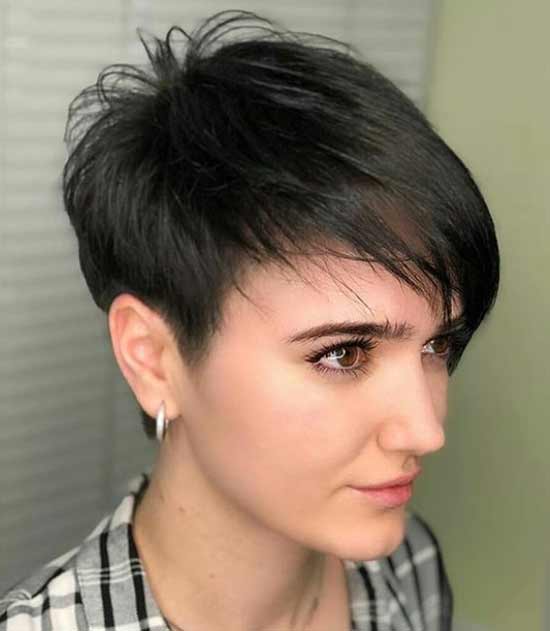 Short hair with an accent on the bangs