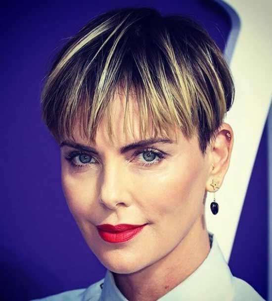 Charlize Theron cheveux courts
