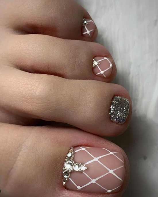 Nude pedicure with a pattern