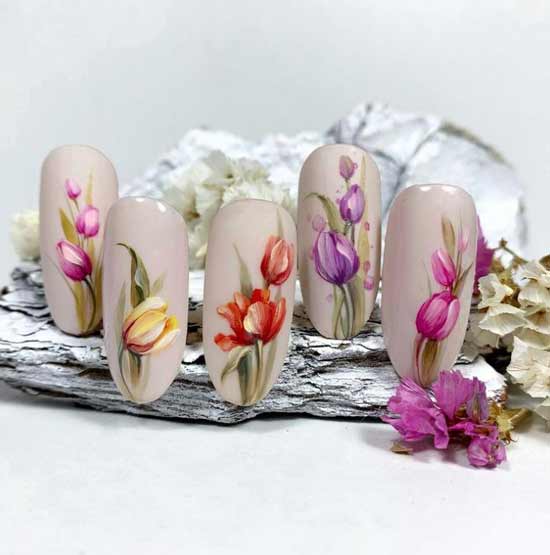 Fleurs de printemps pour ongles courts