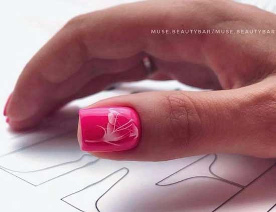 Beautiful flower on short nails