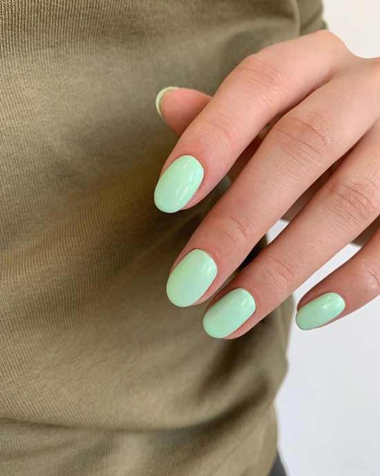 Trendy mint manicure