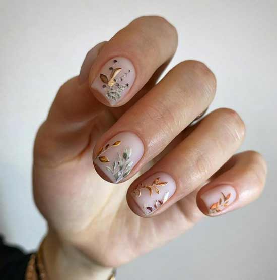 Delicate spring print on nails