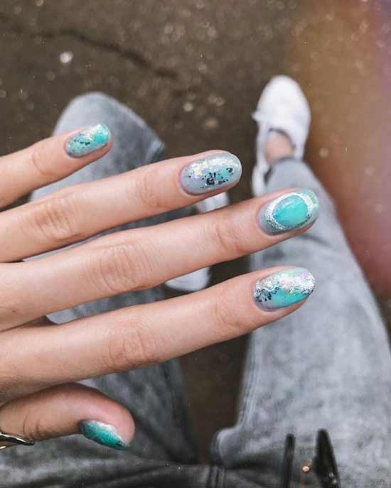 Mint manicure with gold