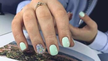 Delicate spring manicure