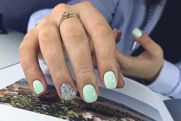 Delicate spring manicure