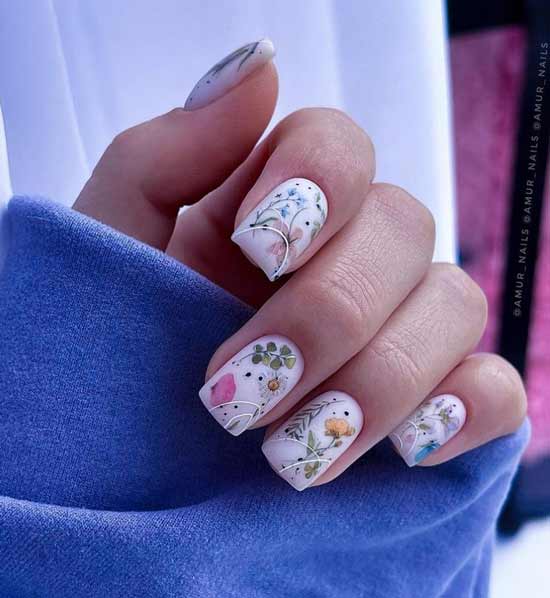 Summer manicure with flowers