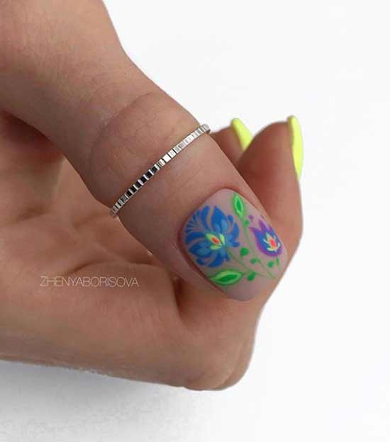 Summer manicure with floral ornament