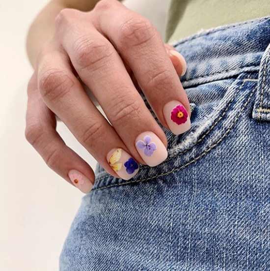 Summer manicure with flowers