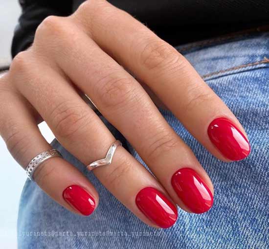 Red solid color manicure