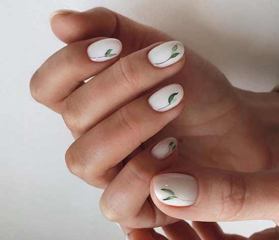 Fleurs de printemps dans le style du minimalisme sur les ongles